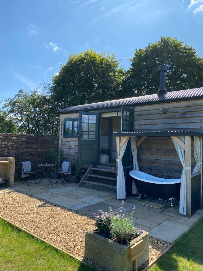 The Rabbit Warren Shepherd Hut Ketton Exterior photo